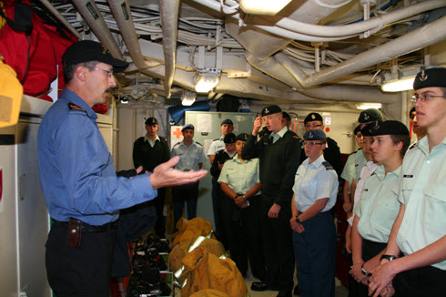 Le Premier Maître de 2e classe Tremblay du NCSM Ville de Québec guide la visite des élèves-officiers du Collège militaire royal de Saint-Jean / Chief Petty Officer, 2nd class Tremblay of the HMCS Ville De Quebec conducts a tour for officer cadets of the Royal Military College Saint-Jean (Photo: Élève-officier  D.Tang)