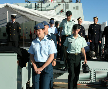 Cadets walks on the stern of the HMCS Ville De Quebec during their tour / Les élèves-officiers du Collège Militaire Royal de Saint-Jean avancent sur la poupe du NCSM Ville de Québec pendant leur visite.  (Photo Élève-officier D. Tang)