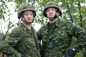 L’Aspirant de marine 25569 Braden Casper et l’Élève-officier 25523 Ludovic Santin reviennent de la tour de rappel