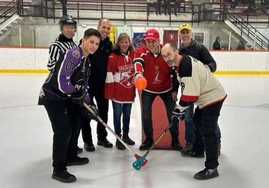 The official Ball Drop for 49th Edition of Le Tournoi de Ballon sur glace des Ancien.nes du CMR St-Jean took place, for very first time in its history, at the RMC Kingston Constantine Arena. BGen Godbout and his RMC Leadership Team were key making this special Kingston edition a big success. Merci !